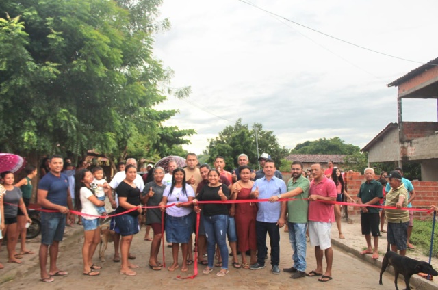 Moradores comemoram pavimentação de avenida em Boqueirão do Piauí